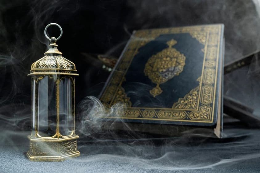 Arab lámpás Koránnal.