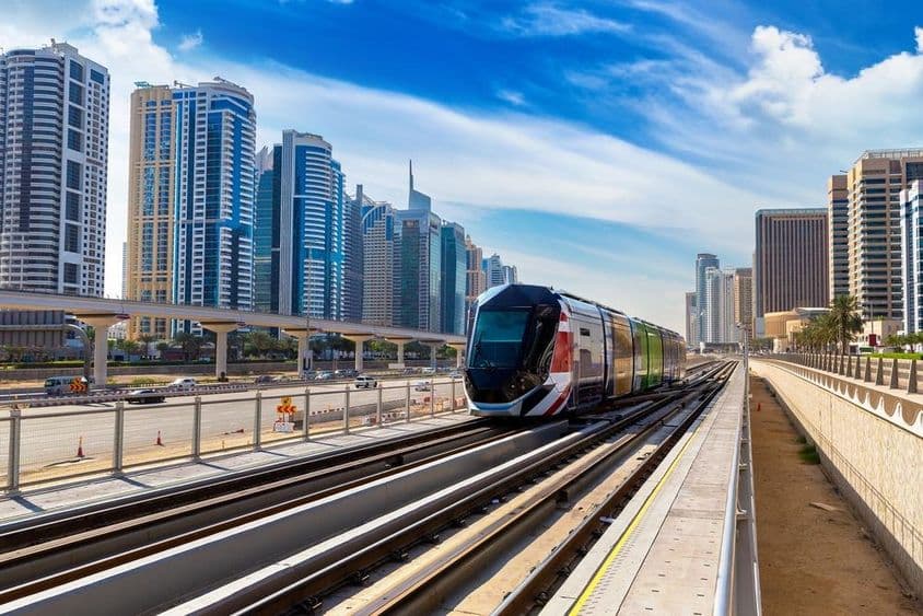Új modern villamos Dubajban, Egyesült Arab Emírségekben.