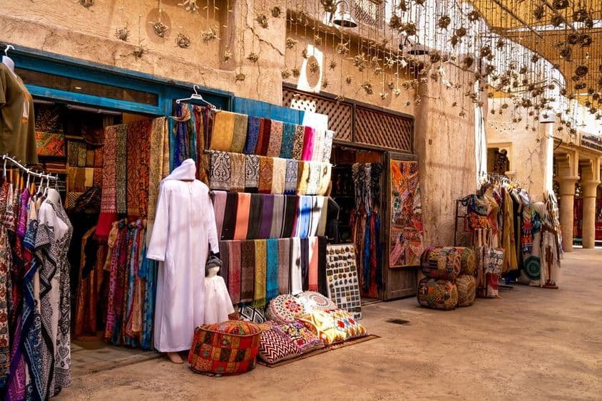 Dubai, Egyesült Arab Emírségek hagyományos áruk piaca Dubai óvárosában.