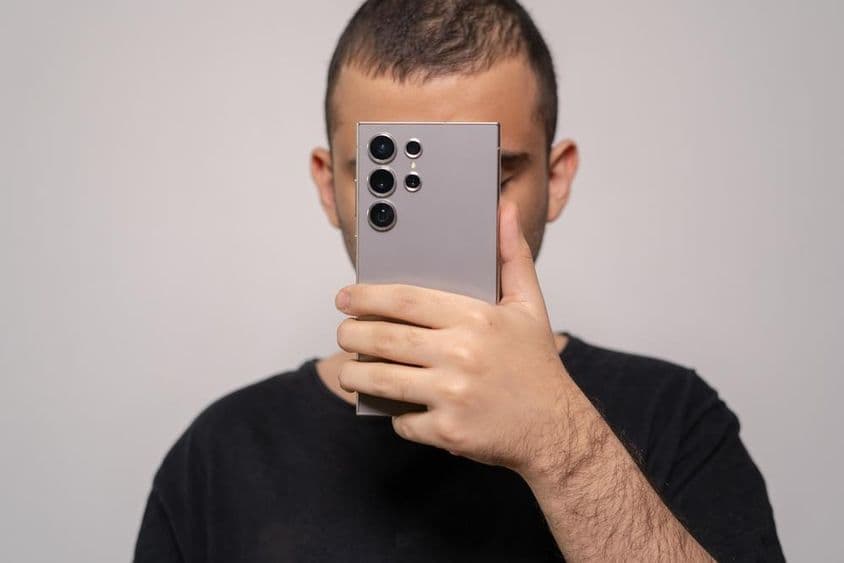 Férfi, a Samsung S24 Ultra okostelefont tartja, kiemelve az elegáns dizájnt.