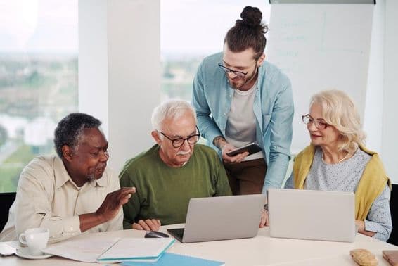 Oktató, aki elmagyarázza a közösségi média használatát a modern világban.