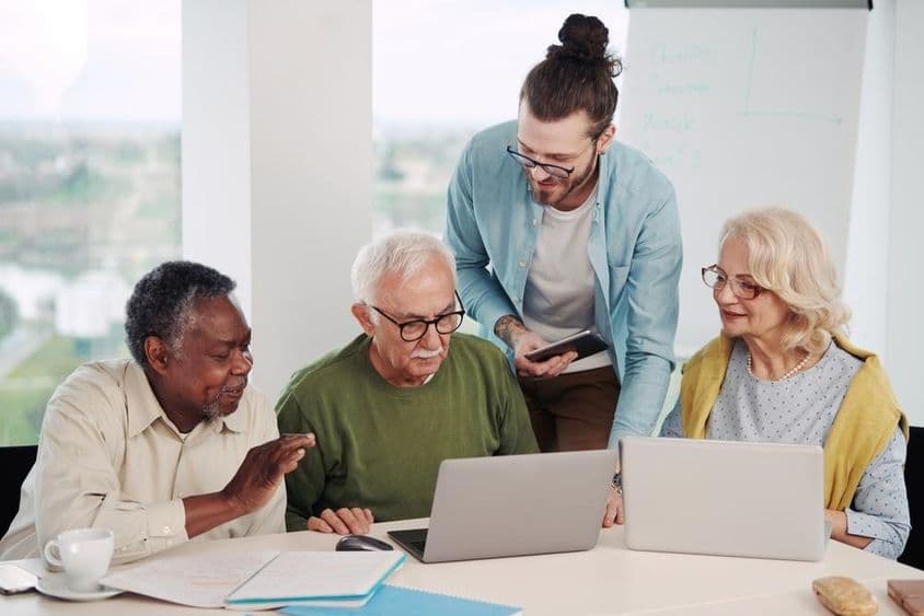 Oktató, aki elmagyarázza a közösségi média használatát a modern világban.