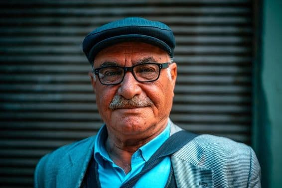 Kalapos öregember az utcán.