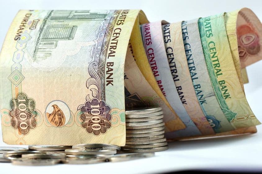 Dirham bankjegyek és érmék az Egyesült Arab Emírségekben.