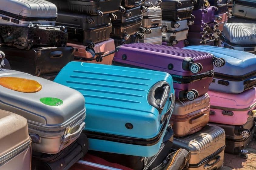 Elveszett és talált poggyászbőröndök és táskák, légi utazás során.