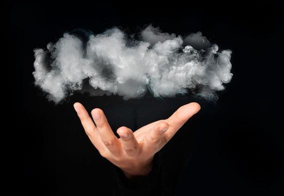 Felhő egy ember kezében.