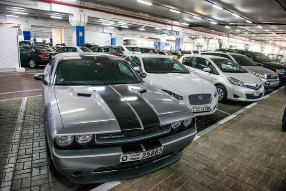 Mélygarázs autókkal Dubaiban, Mall of the Emirates.