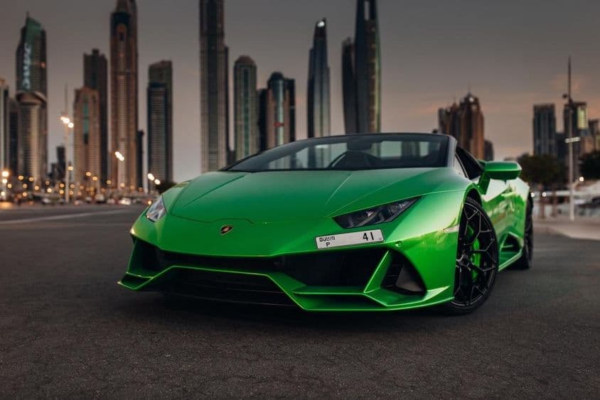 Lamborghini Huracan Spyder a kikötő parkolójában.