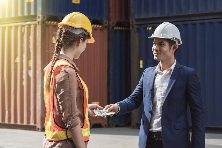 A vezető bért fizet a munkásnak a munka befejezése után.