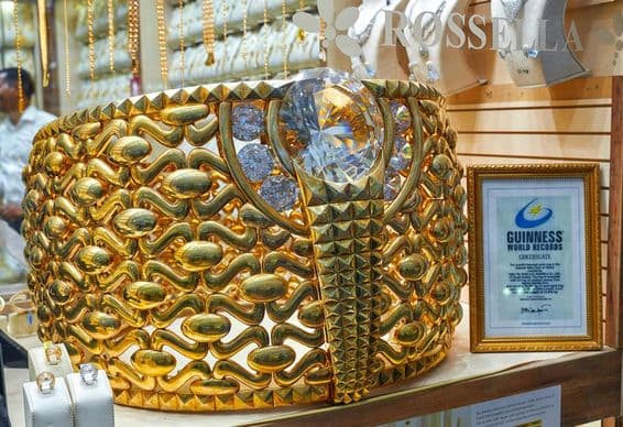 A világ legnagyobb aranygyűrűje a Dubai Gold Souq kirakatában.