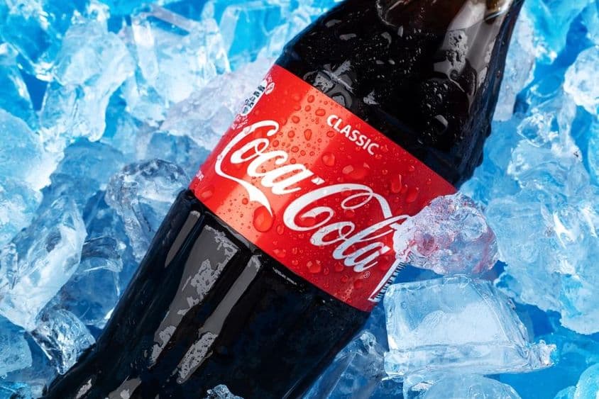 Egy üveg Coca Cola  ital a jégen.