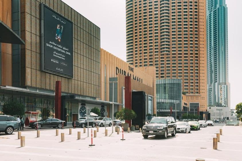 Parkoló autók a dubai bevásárlóközpont közelében.