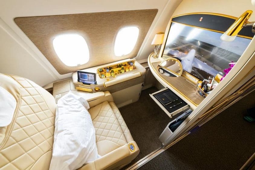 Emirates Airlines első osztályú ablakülés az Airbus A380 felső szintjén.