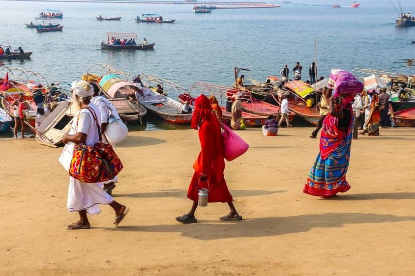 Bhakták, akik ellátogatnak a Kumbh Mela fesztiválra Pryagrajban.