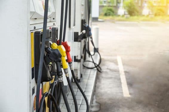 Üzemanyag-szivattyúk egy benzinkúton dubaiban.