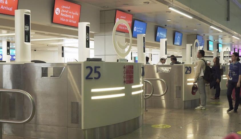 Utasok a vízumszerzési zónában a dubai nemzetközi repülőtéren.