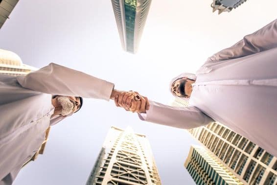 Üzletemberek találkoznak a szabadban az Egyesült Arab Emírségekben, Dubaiban.