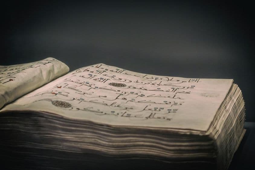 Ősi nyitott könyv kézirat, XII-XIII. századból.