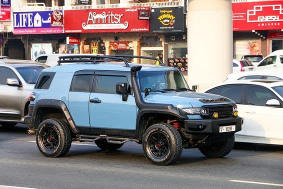 Offroad autó Toyota FJ Cruiser a város utcájában.