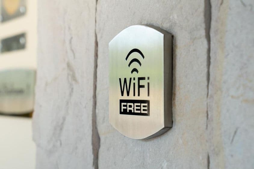 Fém WIFI felirat a szálloda falán.