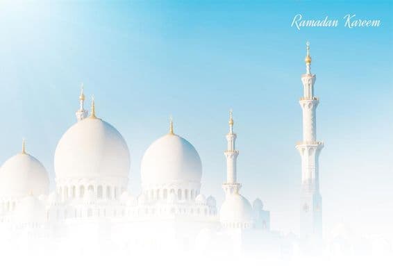 Áldott ramadán, gyönyörű mecsettel a háttérben.
