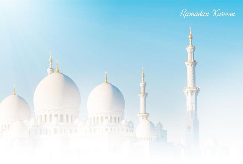 Áldott ramadán, gyönyörű mecsettel a háttérben.