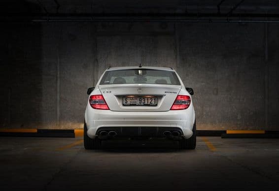 Mercedes Benz C63 2009-ről a parkolóban.