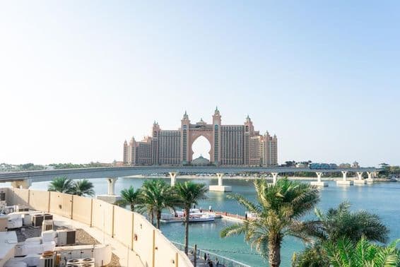 Kilátás a Palm Jumeirah mesterséges szigetére és az Atlantis szállodára Dubaiban.