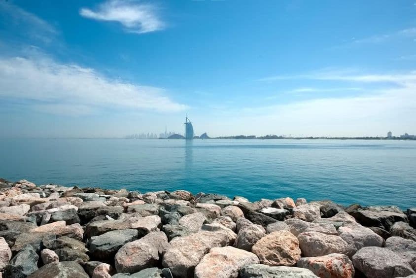 Dubai látképe a Palm Jumeirah-ból, kilátással a Burj Al Arabra.