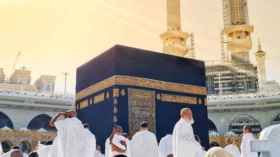 Umrah zarándokok tawaf-ot teljesítenek a Kába körül.