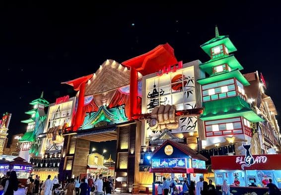 Japán pavilon bejárati kapui a Global Village-ben.