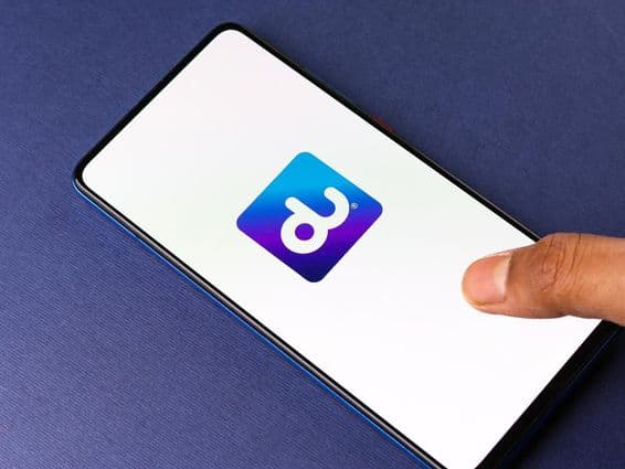 Du hálózati logó a telefon képernyőjén.