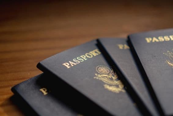 Útlevelek egymáson egy fa asztalon.