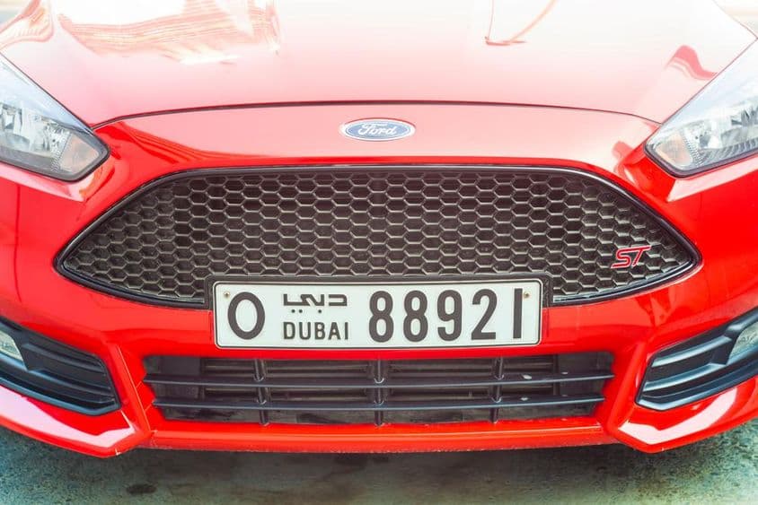 modern sportautó eleje Dubai rendszámmal.