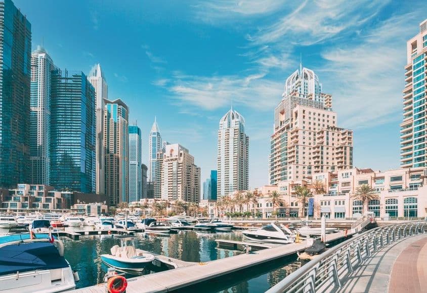 A jachtok a városi mólónál vannak kikötve, Dubai Marina.