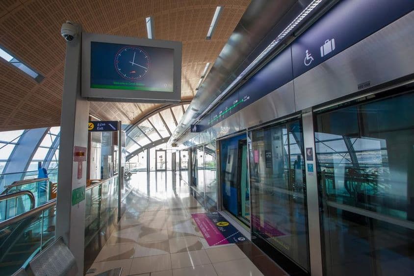 Metróbejárat a Creek Tower állomásra Dubai városában.