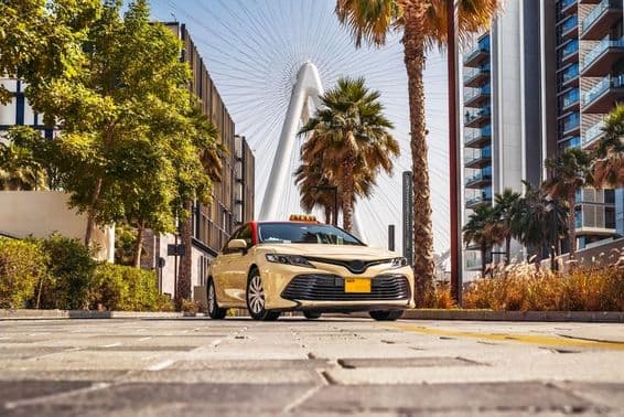 Taxi, Dubai egyik utcáján.