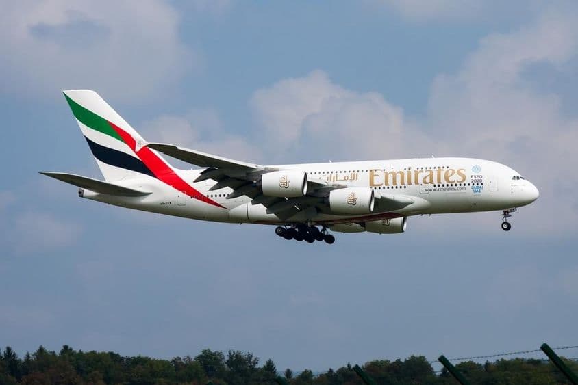 Emirates Airlines utasszállító repülőgép leszállás közben a repülőtéren.