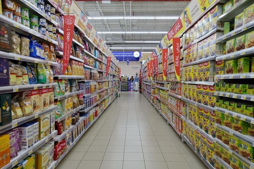 A Carrefour szupermarket egyik folyosója Dubaiban.