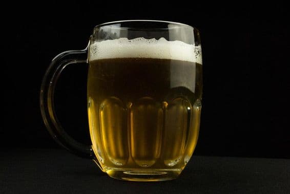 Sör bögrében, tetején habbal.