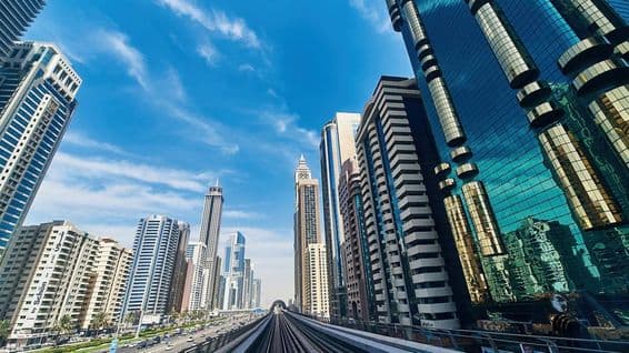 Dubai városkép, épületek, felhőkarcolók, utak.