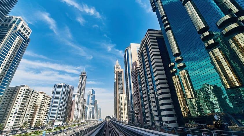 Dubai városkép, épületek, felhőkarcolók, utak.