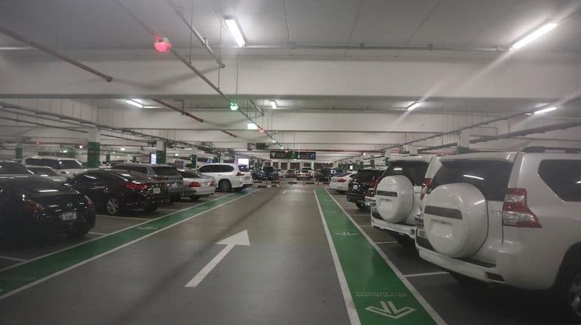 Parkoló épület Mirdif városközpontjában Dubaiban.