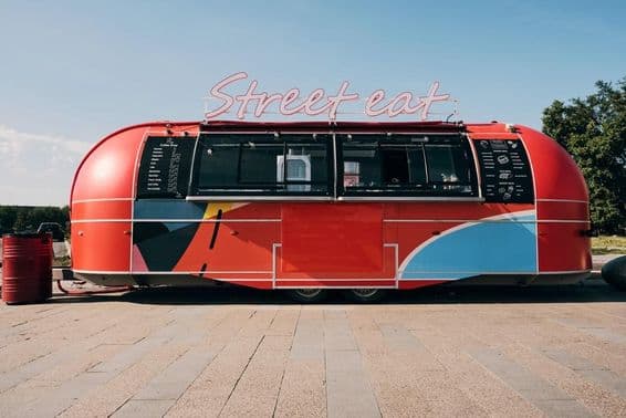 Piros track food, gyorséttermi értékesítés az utca vagy a tér közepén.