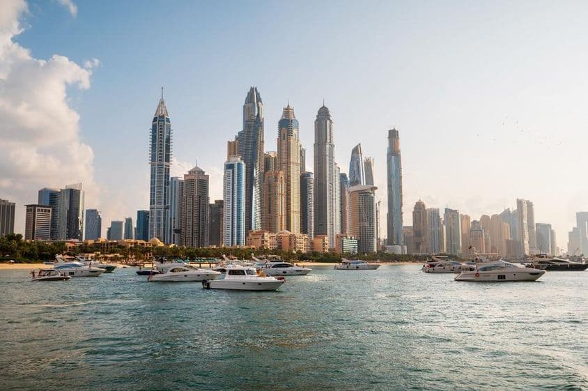 Dubai felhőkarcolói, egy hajóról nézve.
