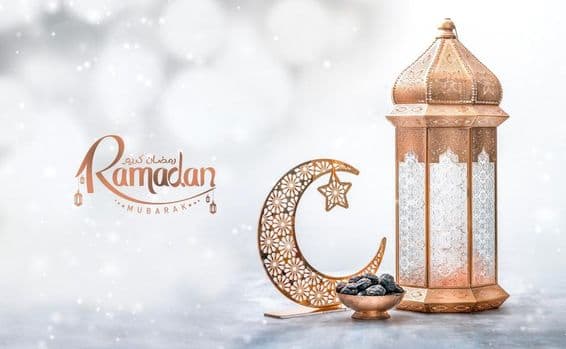 Ramadan Kareem üdvözlő háttér, marokkói lámpás lámpa dátumokkal és félholddal.