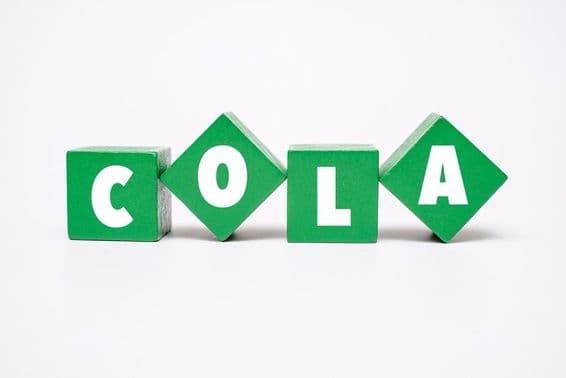 Egy színes fakocka, rajta COLA felirattal.