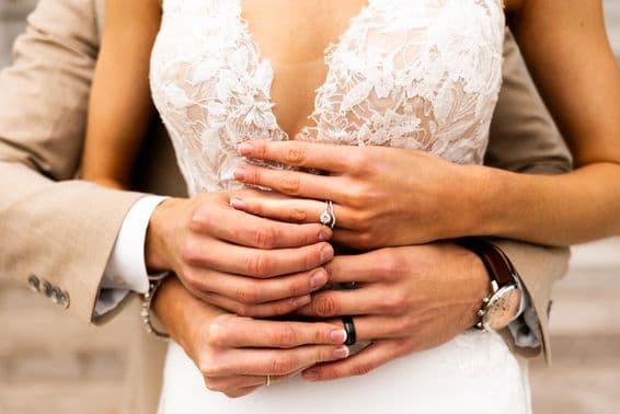 Fiatal házaspár, kezükön gyűrűvel.