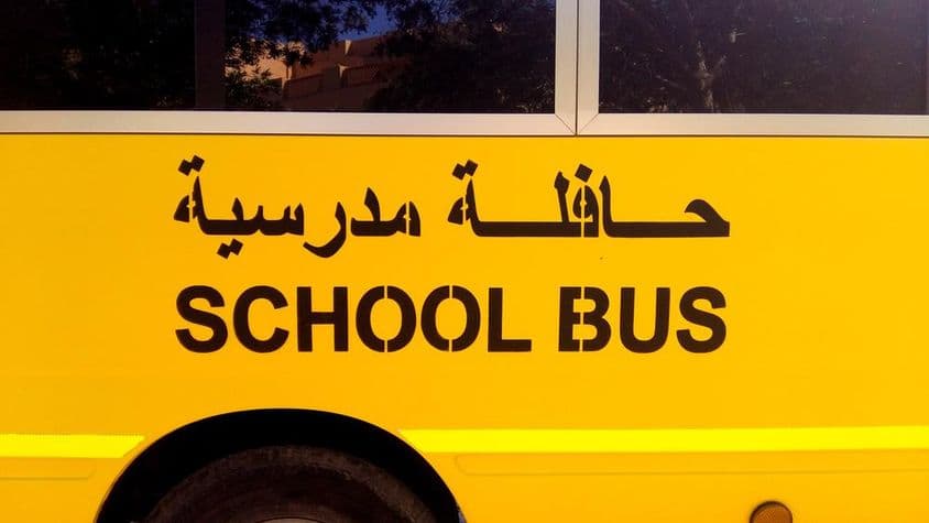 Dubai iskolabusz arab szövegével.