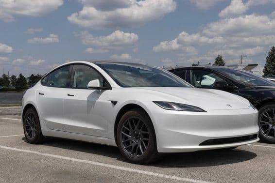 Tesla Model 3 parkol.